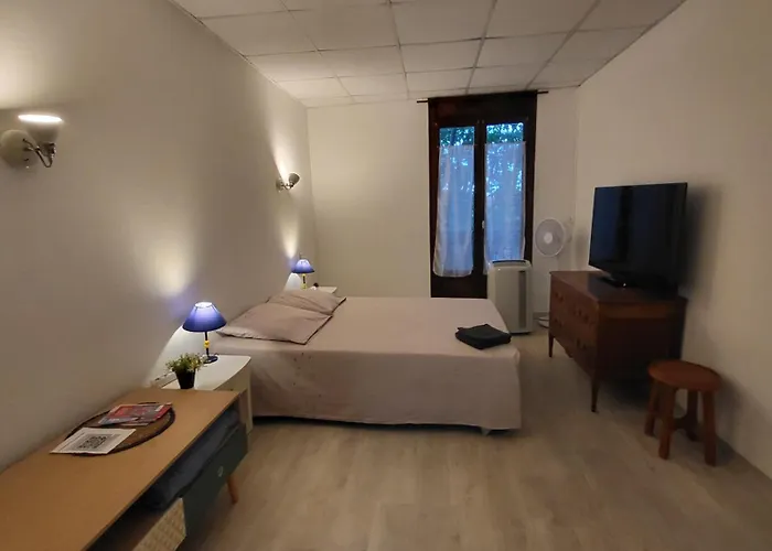 Adele - D'hotes 3* 아그